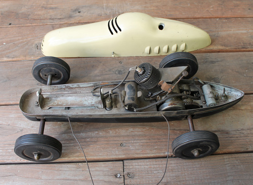 Spielzeugauto mit Motor3