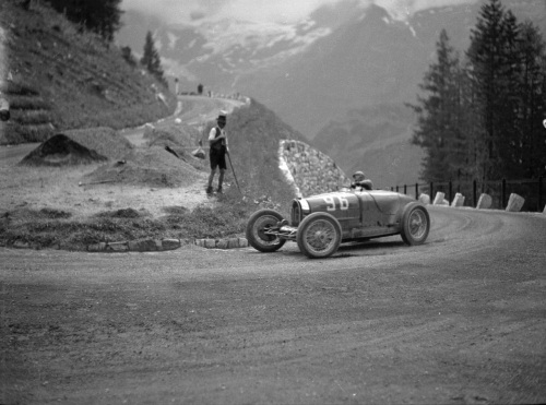 1935_AF_Eileen_Ellison_Bugatti_N96_Kurve_302831