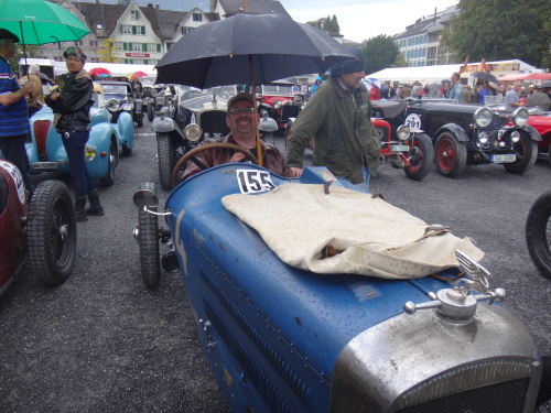 Max im Amilcar CS und es regnet