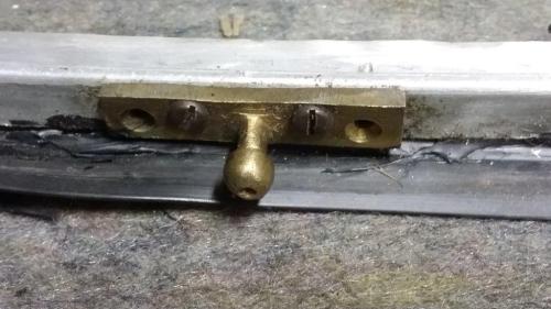 zwei Zapfen an der Frontscheibe oben