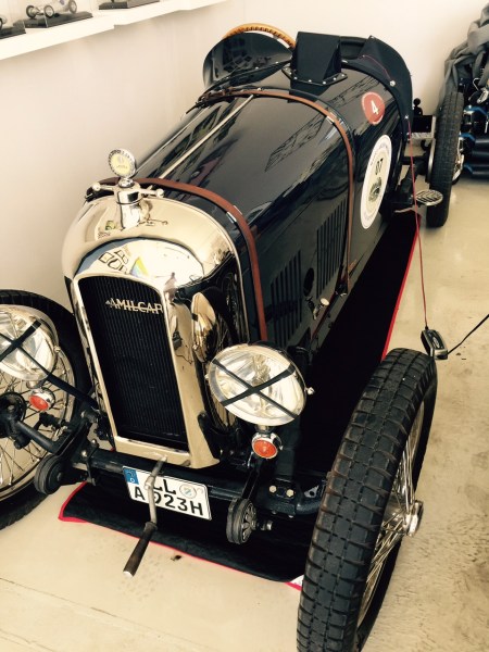 Amilcar mit Ölmatte drunter