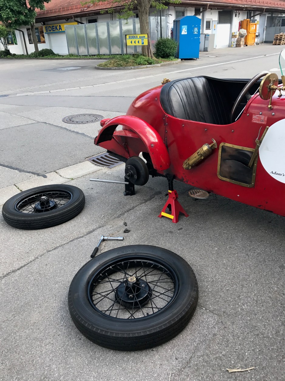 Reifenwechsel beim eine Vorkriegsfahrzeug
