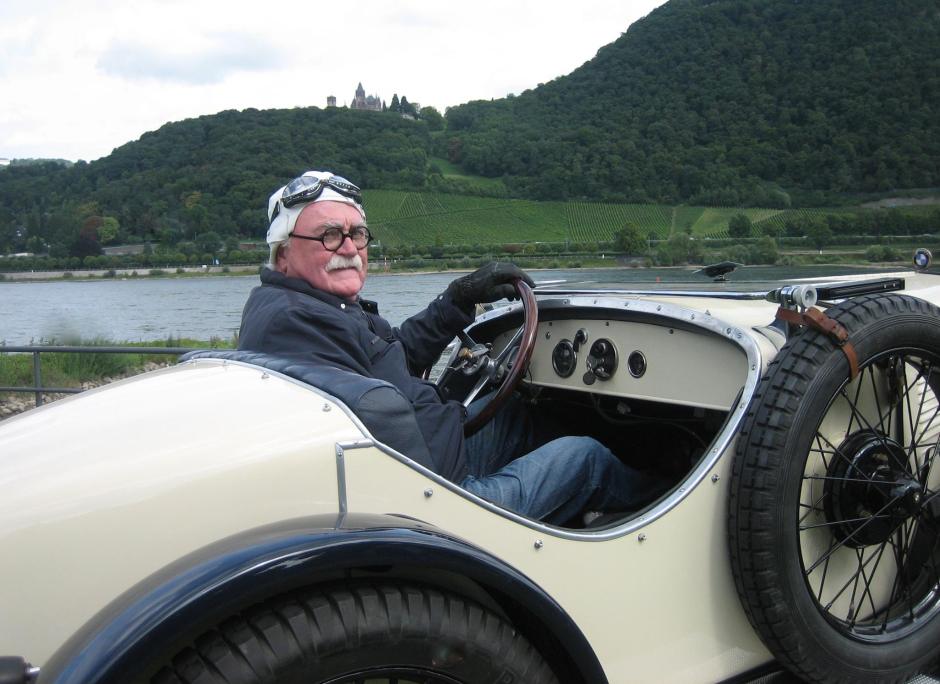 Dixi Kasi im BMW Dixi DA3 vor dem Schloss Drachenburg