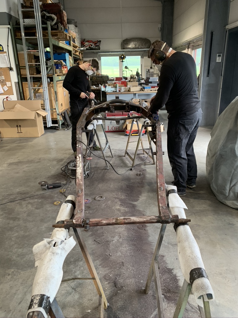 Schleifarbeiten am Riley Adelphi Rahmen